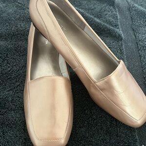 NEW Jones New York Women's Gold tone Loafers